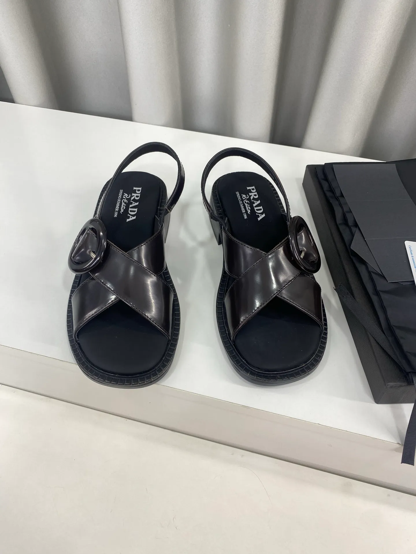 💕💕Factory direct selling price p500💕💕 Prada 25ss spring and summer new style cross thick heel sandals ☑️ Many Internet celebrity fashion bloggers are planting grass. Summer must-have sandals. Retro fashionable and avant-garde soles with uppers make the whole pair of shoes light and comfortable. Satisfy the various choices of fashionable people of different styles. The upper feet are very comfortable. The iconic metal triangle logo matches the shape of ancient beach sandals. Every design is fashionable ▪Upper: Made of original imported cow patent leather ▪Inner foot pads: sheepskin ▪Sole: Original customized rubber outsole ▪Size: 35-40 (customized for 40 yuan, non-refundable)